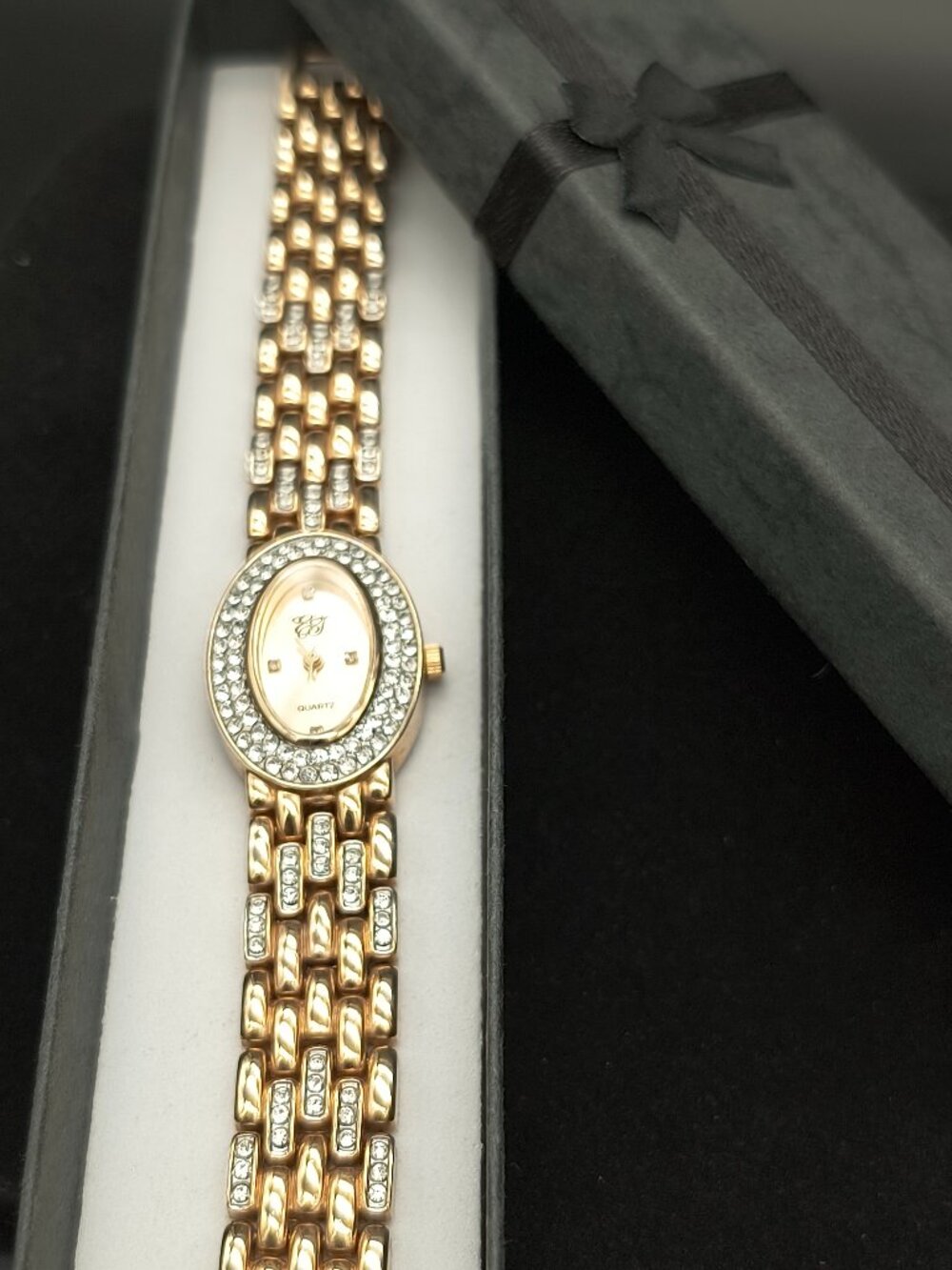 Vintage Elizabeth Taylor White Diamonds Gold Tone Oval Face Quartz Watch